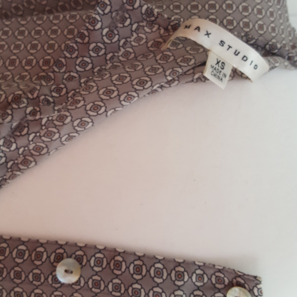 Button down back blouse - Picture 6 of 6